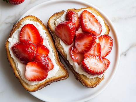 A delicious plate of Strawberry Cheesecake Toast